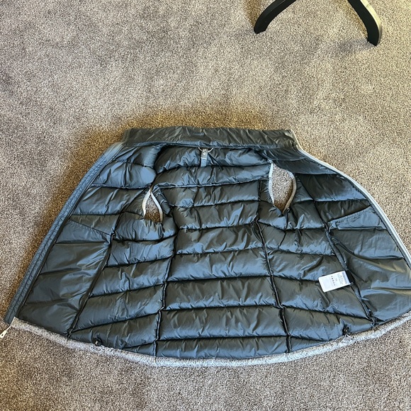 Women’s Mountain Hardware Q shield 650 down quilted puffer vest. Gray size large - Picture 7 of 12